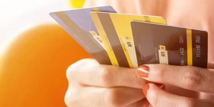 Ankara 2. Tüketici Mahkemesi, kart bedeliyle ilgili davada milyonları ilgilendiren bir karar verdi. Mahkeme, kredi kartı alınırken imzalanan sözleşmelerle ilgili, "tek taraflı" değerlendirmesi yaptı.