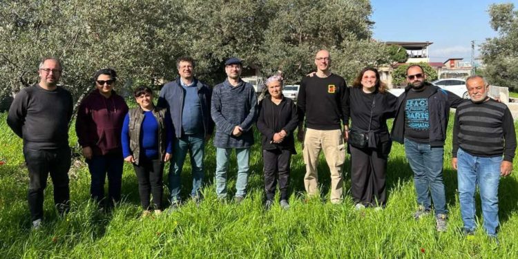 Mor ve Ötesi'nden, depremde binası yıkılan Alikev'e destek