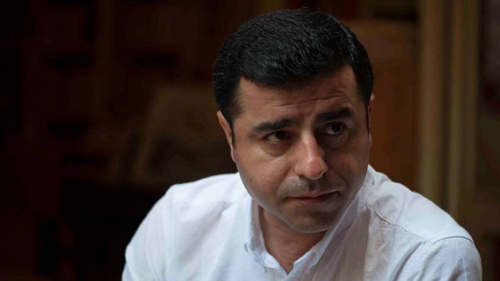 Müebbet hapsi istenen Demirtaş: Kumpaslarınızla bize diz çöktüremediniz ama siz halkın önünde diz çökeceksiniz!