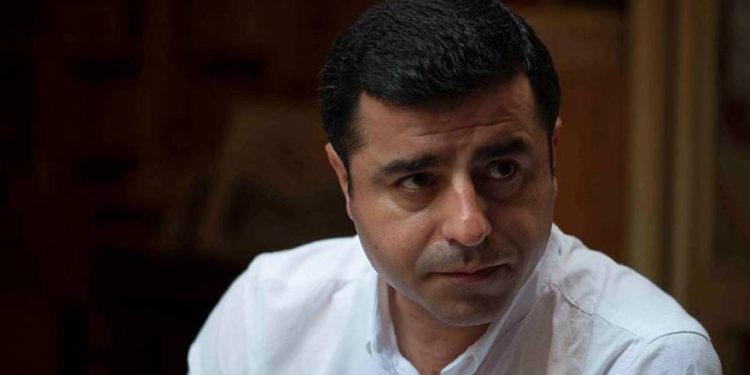 Müebbet hapsi istenen Demirtaş: Kumpaslarınızla bize diz çöktüremediniz ama siz halkın önünde diz çökeceksiniz!