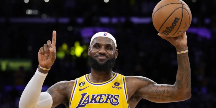 NBA'de Lakers konferans yarı finaline yükseldi