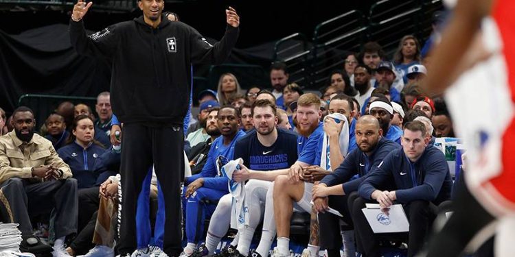 NBA'den önemli oyuncularını dinlendiren Dallas Mavericks'e ceza