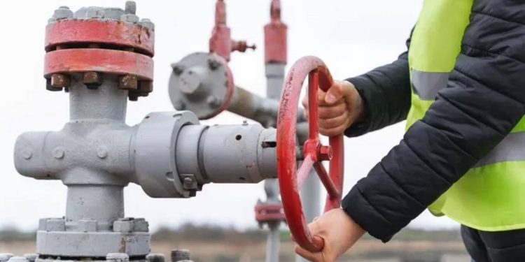 OPEC+ ülkeleri üretim kesintisi açıkladı, petrol fiyatları yüzde 5 arttı