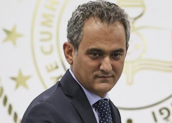 Okul, siyaset sahnesi oldu: Bakan okula gelecek diye sınıfta 'fazla' olan çocuklar kaçırıldı!