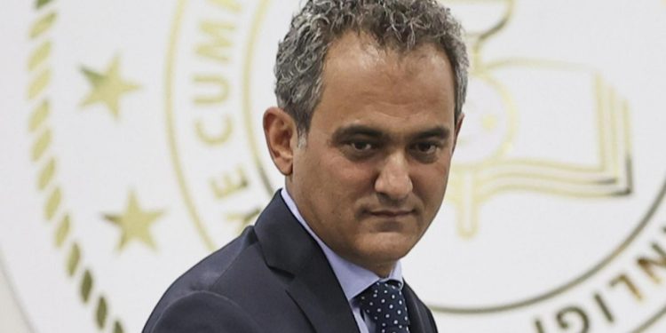 Okul, siyaset sahnesi oldu: Bakan okula gelecek diye sınıfta 'fazla' olan çocuklar kaçırıldı!