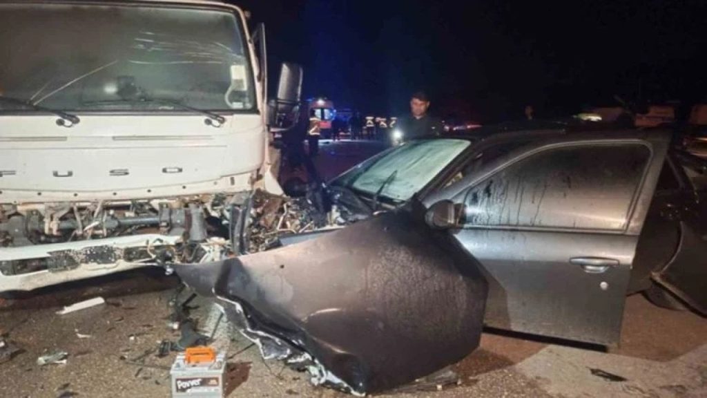 Otomobile çarpmamak için manevra yapan araç, vince çarptı: İki ölü