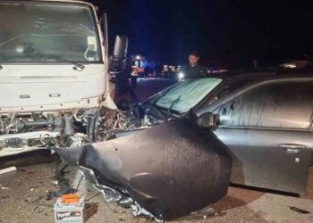 Otomobile çarpmamak için manevra yapan araç, vince çarptı: İki ölü