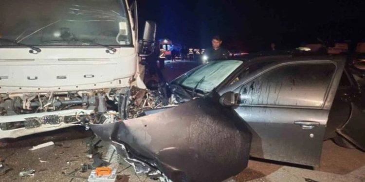 Otomobile çarpmamak için manevra yapan araç, vince çarptı: İki ölü