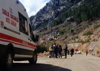 Otomobilin üzerine kaya devrildi; 4 öğretmen hayatını kaybetti