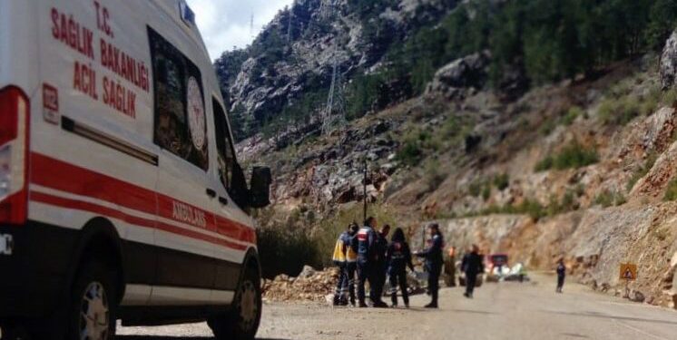 Otomobilin üzerine kaya devrildi; 4 öğretmen hayatını kaybetti