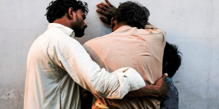 Pakistan'da Ramazan izdihamı: Ücretsiz kumanya dağıtımında 12 kişi öldü