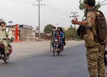 Pakistan'da karakola motosikletli intihar saldırısı: En az üç ölü