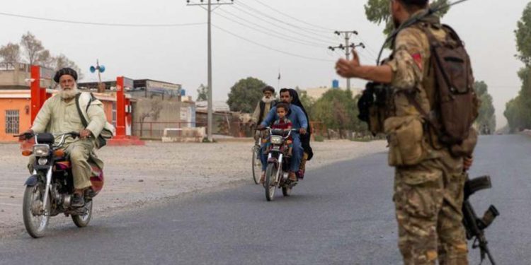 Pakistan'da karakola motosikletli intihar saldırısı: En az üç ölü