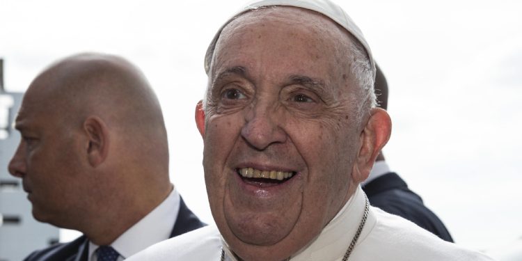 Papa Francis, taburcu edildi: Hâlâ hayattayım!