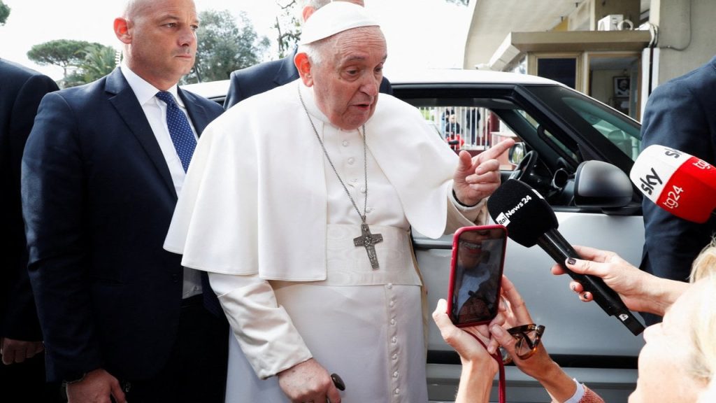 Papa Francis taburcu oldu: Hala hayattayım