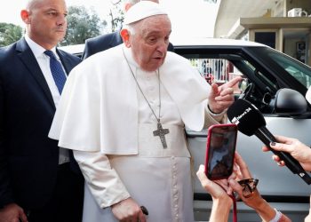 Papa Francis taburcu oldu: Hala hayattayım