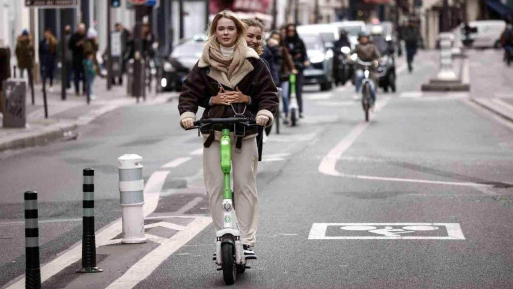 Paris'te elektrikli scooter'lar yasaklanıyor