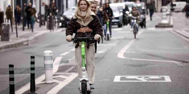 Paris'te elektrikli scooter'lar yasaklanıyor