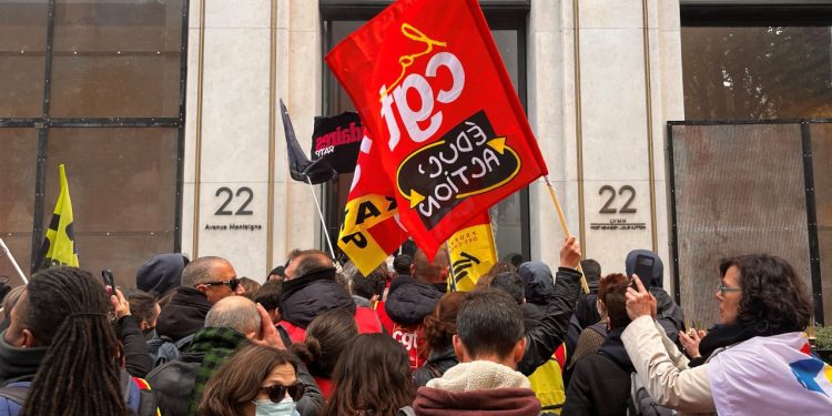 Paris'te eylemciler Louis Vuitton'un genel merkezini bastı: 'Emeklilik parasını milyarderlerden alın'