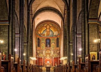 Paskalya ayini sırasında kafasına haç düşen 6 yaşındaki çocuk öldü