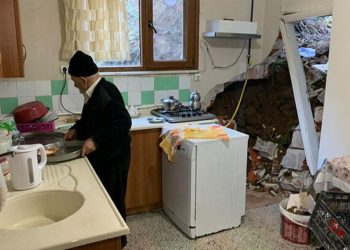 Rize'de heyelan: Toprak ve kayalar evin duvarını yıktı