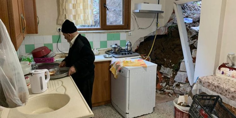 Rize'de heyelan: Toprak ve kayalar evin duvarını yıktı