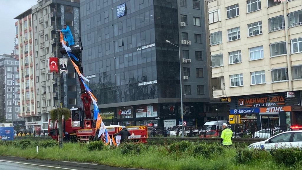 Rize'de polis 'kaza var' diye yolu kapattı, Erdoğan'ın mitingi öncesi CHP'nin afişleri söküldü