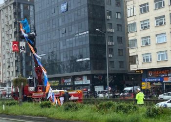 Rize'de polis 'kaza var' diye yolu kapattı, Erdoğan'ın mitingi öncesi CHP'nin afişleri söküldü