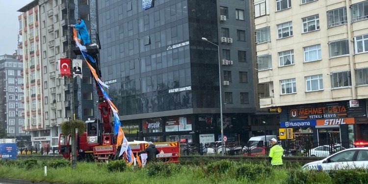 Rize'de polis 'kaza var' diye yolu kapattı, Erdoğan'ın mitingi öncesi CHP'nin afişleri söküldü