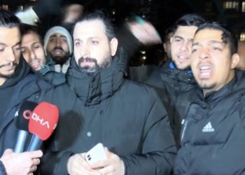 Romanlar CHP il binası önünde eylem yaptı: ‘Romanlar Meclis'e’