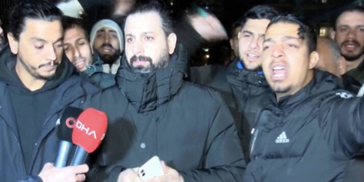 Romanlar CHP il binası önünde eylem yaptı: ‘Romanlar Meclis'e’