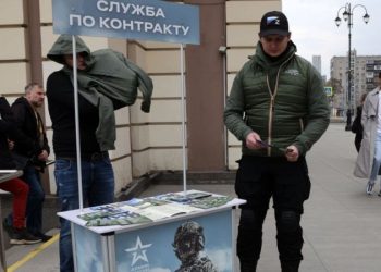 Rusya Parlamentosu, Ukrayna'da süren savaş için asker alımı işlemlerinin bundan sonra internet üzerinden yapılmasını öngören yasa tasarısını onayladı. Yasa, Devlet Başkan Vladimir Putin tarafından onaylandığında yürürlüğe girecek.