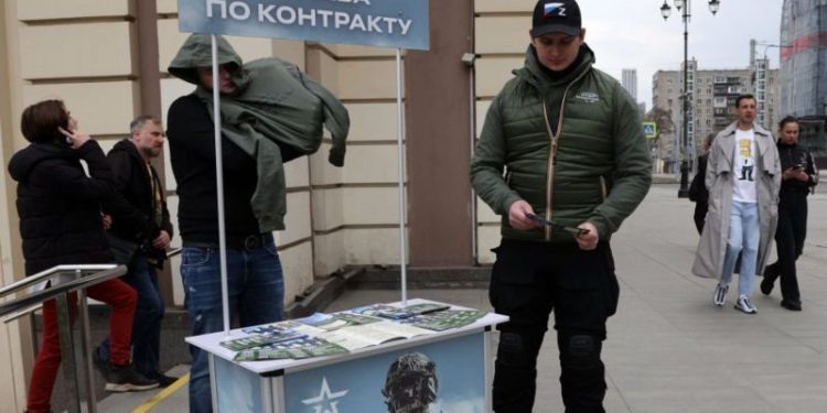 Rusya Parlamentosu, Ukrayna'da süren savaş için asker alımı işlemlerinin bundan sonra internet üzerinden yapılmasını öngören yasa tasarısını onayladı. Yasa, Devlet Başkan Vladimir Putin tarafından onaylandığında yürürlüğe girecek.