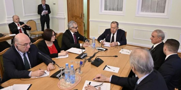 Türkiye ve Suriye arasındaki normalleşme süreci, iki ülkenin savunma bakanlarının Rusya’nın arabuluculuğunda 28 Aralık 2022’de Moskova’da bir araya gelmesiyle başlamıştı. Süreç, önceki gün ve dün yine Moskova’da yapılan görüşmelerle devam etti. Son toplantının açılış konuşmasını yapan Rusya Dışişleri Bakanı Sergey Lavrov, Türkiye ve Suriye heyetlerine hitaben, “Sizlerden olabildiğince esnek ve yapıcı olmanızı bekliyoruz" dedi.