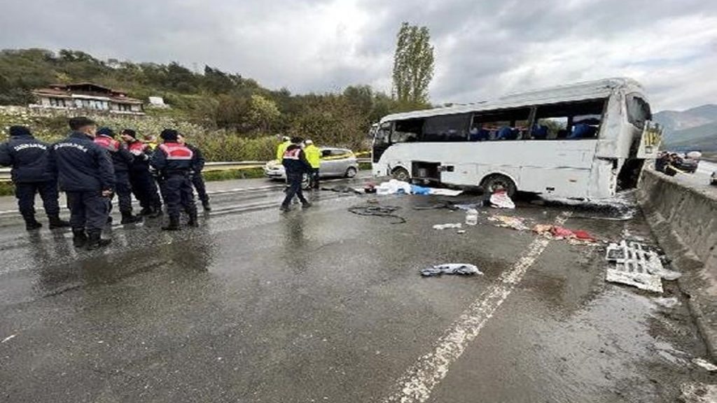 Sakarya'da işçileri taşıyan servis midibüsü devrildi: İki ölü, 12 yaralı