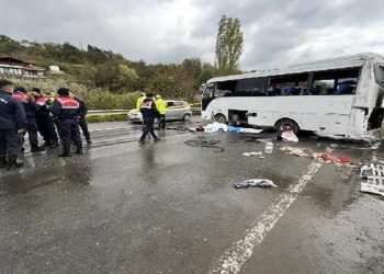 Sakarya'da işçileri taşıyan servis midibüsü devrildi: İki ölü, 12 yaralı