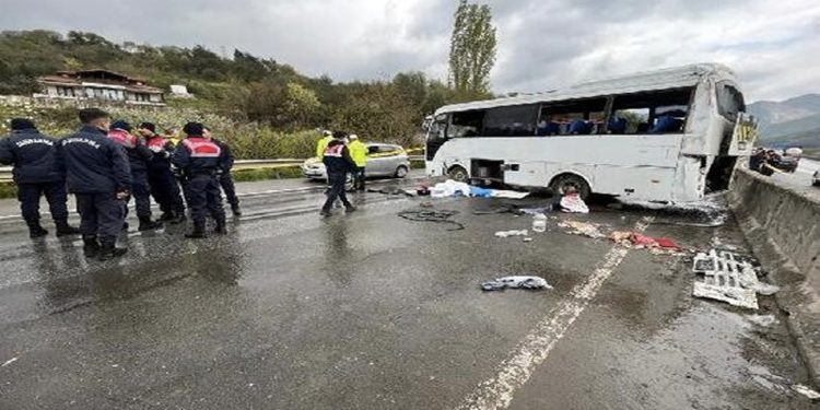 Sakarya'da işçileri taşıyan servis midibüsü devrildi: İki ölü, 12 yaralı