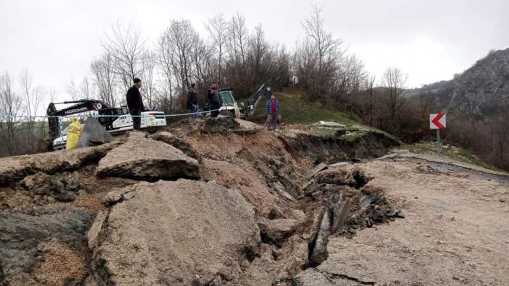 Samsun'da üç mahalleyi birbirine bağlayan yol çöktü