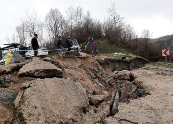 Samsun'da üç mahalleyi birbirine bağlayan yol çöktü