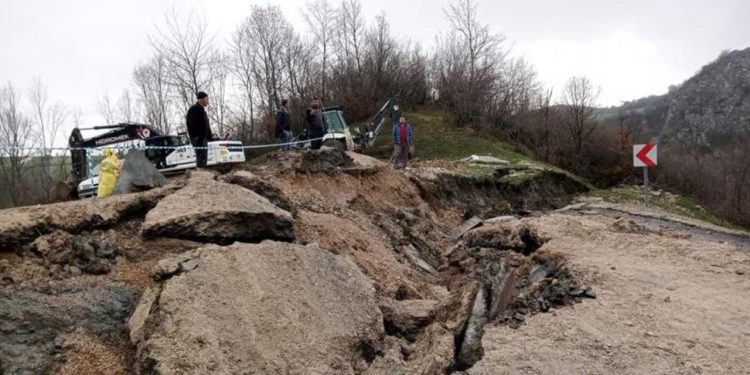 Samsun'da üç mahalleyi birbirine bağlayan yol çöktü