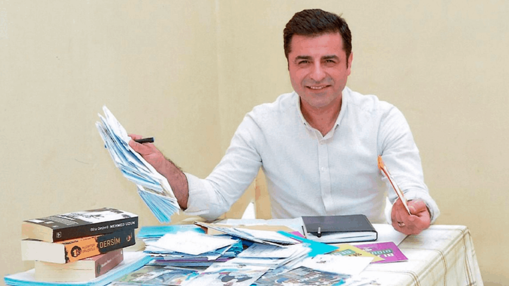 Selahattin Demirtaş'tan Kılıçdaroğlu'na destek: Oy uğruna Kur'an-ı Kerim'i pazarlamaya çalışmak mı, seccadeye yanlışlıkla basmak mı günah?