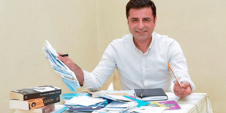 Selahattin Demirtaş'tan Özgür Demirtaş'a: Niye böyle olduk amca oğlu?