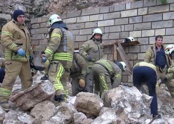 Silivrikapı'daki tarihi surlarda çökme: Bir kişi vefat etti