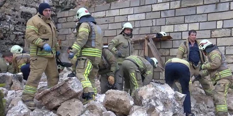 Silivrikapı'daki tarihi surlarda çökme: Bir kişi vefat etti