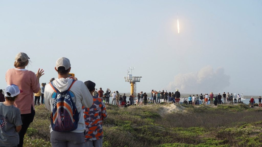 SpaceX'in Starship roketi başarılı kalkış sonrası havada patladı