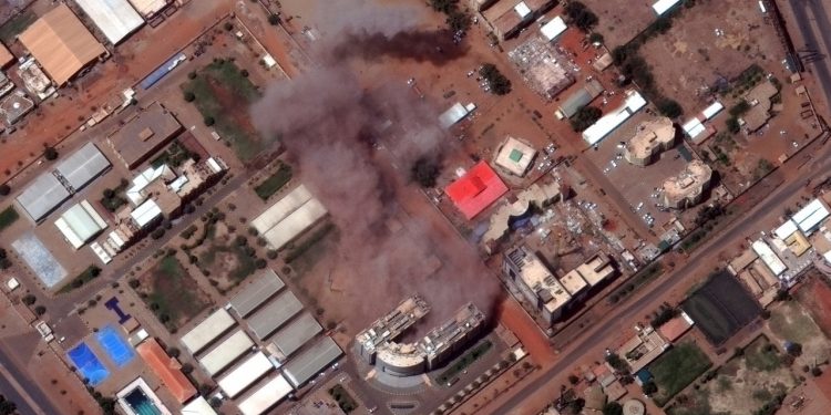 Sudan'daki çatışmalarda en az 300 kişi öldü, binlerce kişi başkent Hartum'dan kaçıyor