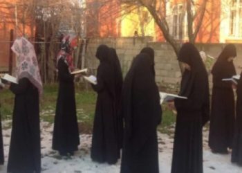 Taliban’la ilişkili medreseden burkalı eğitim!