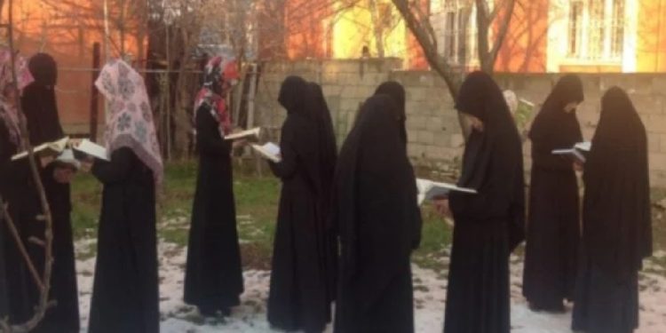 Taliban’la ilişkili medreseden burkalı eğitim!