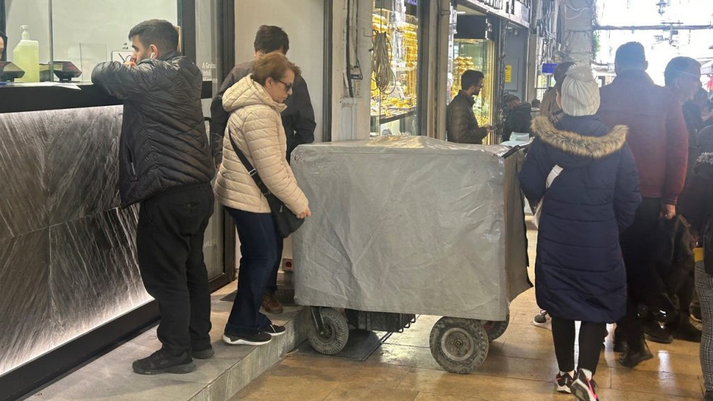 Tarihi sokaklarda 'tekerlekli demir sandıklar': Merkez Bankası, Kapalıçarşı'dan dolar topluyormuş