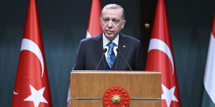 The Guardian'dan seçim senaryosu: Erdoğan'ın koltuğunu koruyup meclisi kaybetmesi riskli